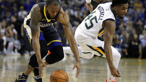 Curry heats up late; Warriors roll past Jazz